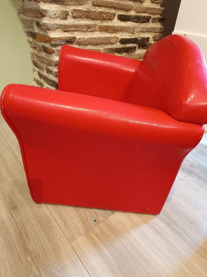 Très beau fauteuil rouge pour enfant simili cuir - photo numéro 4