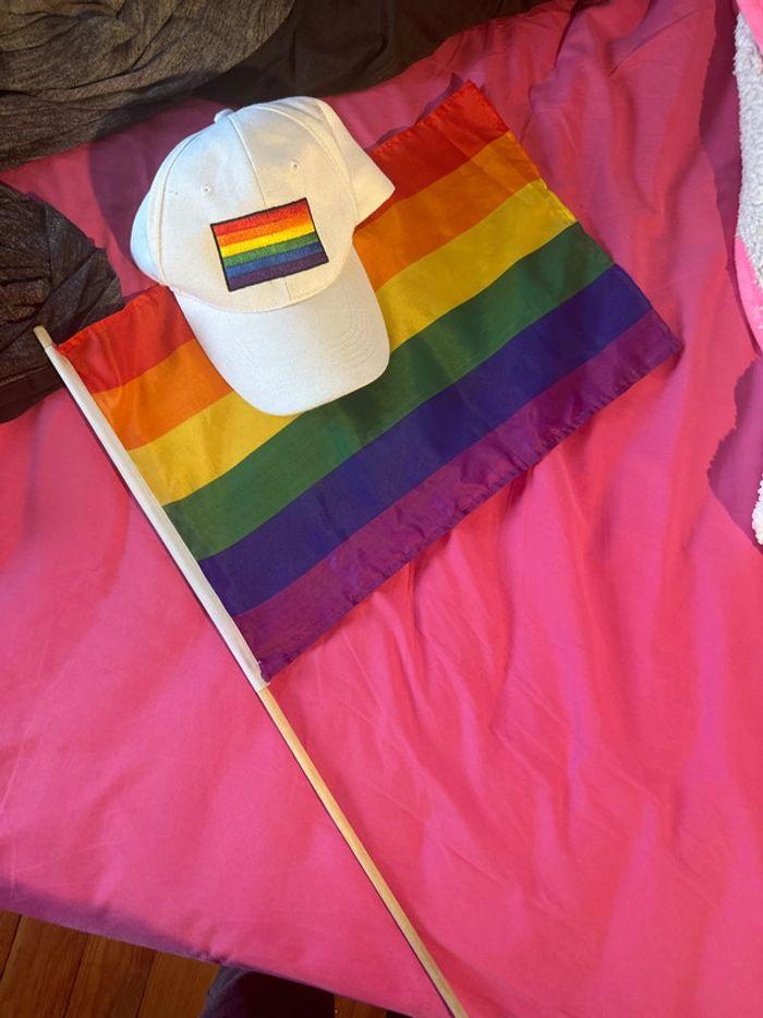 Casquette + drapeau LGBT - photo numéro 1