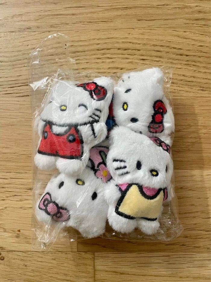 Lot de 4 pin’s Hello Kitty - photo numéro 2