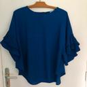 Blouse bleu avec manches volantes