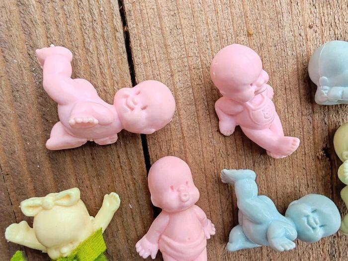 Lot de 7 figurines babies vintages - pastel - photo numéro 2