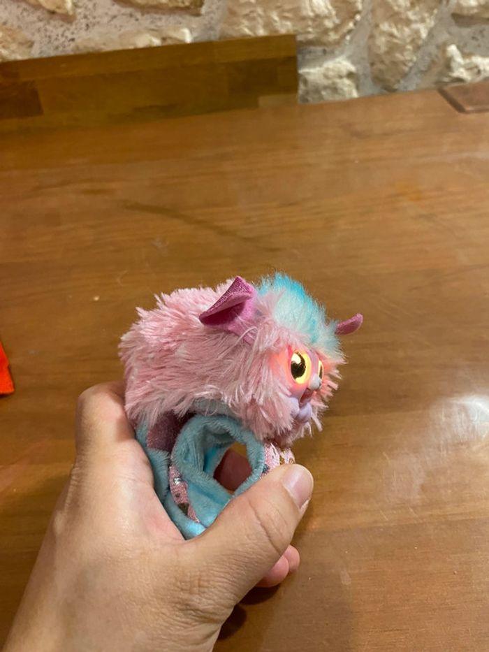 Petite peluche qui fait du bruit en bracelet - photo numéro 3