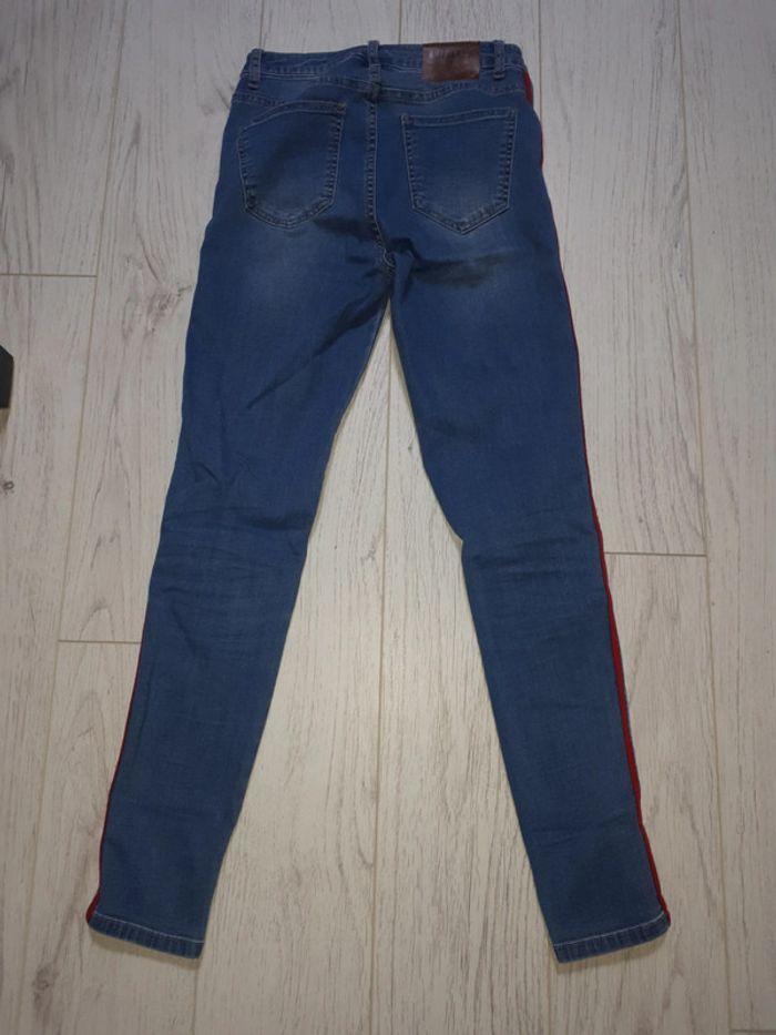 Pantalon bleu clair avec rayures rouge et blanche sur le côté - photo numéro 2