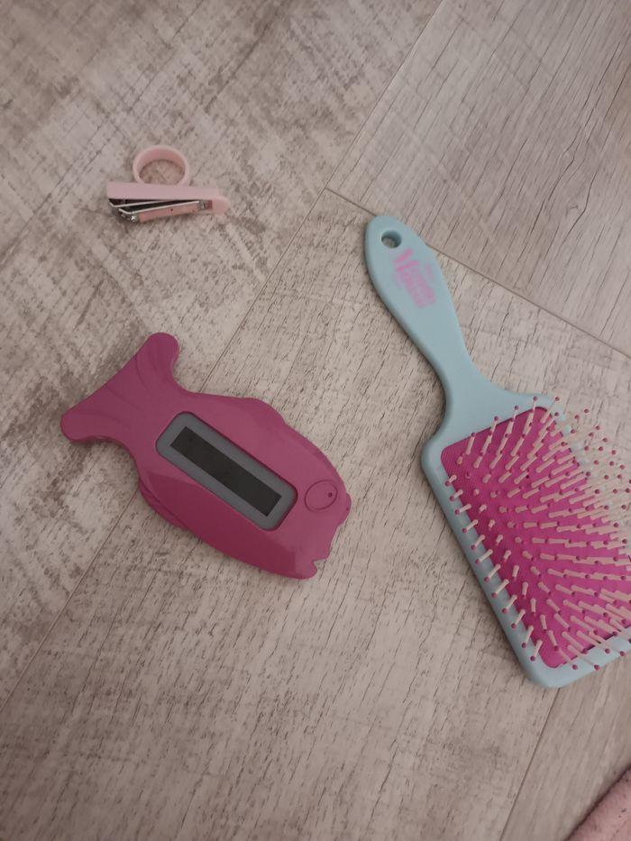 Lot de brosse, thermomètre et coupe ongles