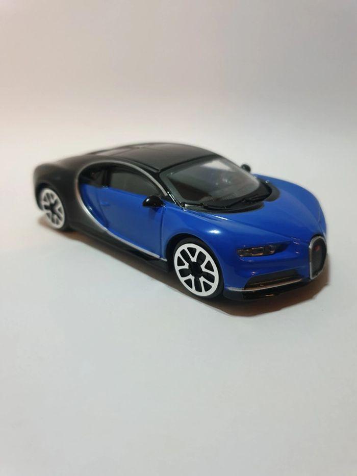 Bugatti Chiron Bleu/Noir 1/43 Burago Street Fire - photo numéro 10