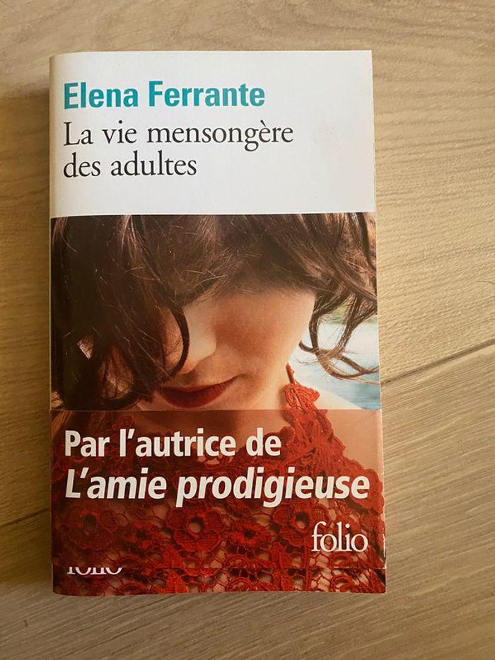 Livre de poche Elena Ferrante La vie mensongère des adultes - photo numéro 1