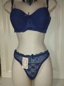 Ensemble de lingerie neuf avec armatures et rembourrage et string pour le bas. 95C L pour le string