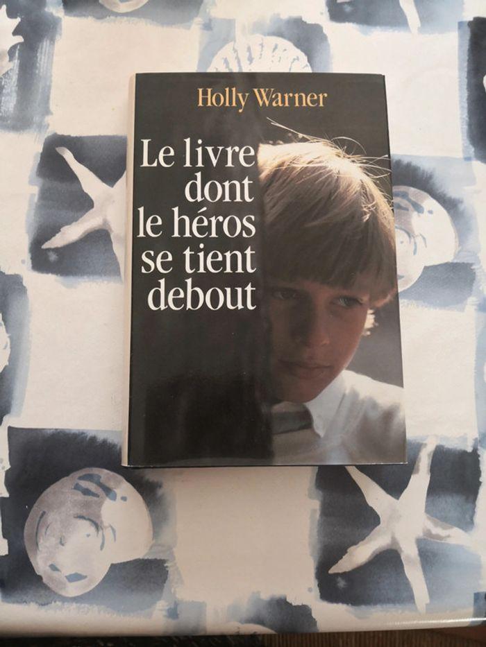 "Le livre dont le héros se tient debout" de Holly Warner - photo numéro 1