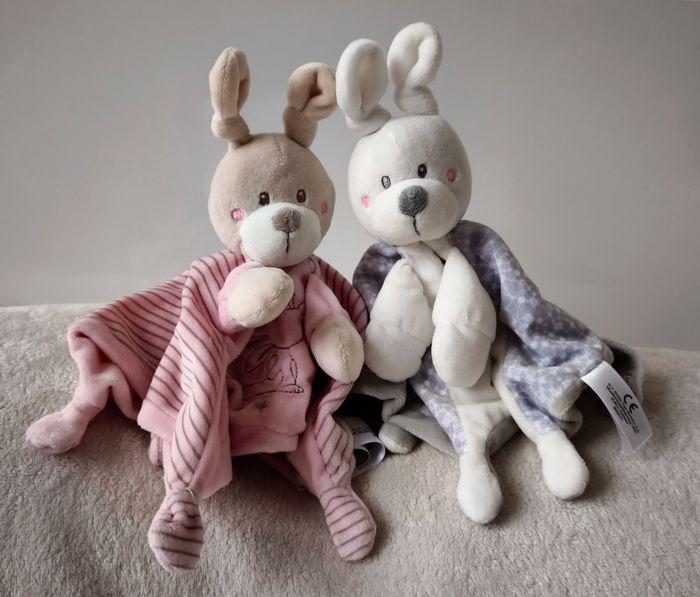 Lot doudous Lapins gris et rose Nicotoy. Doudous pour bébés jumeaux - photo numéro 2