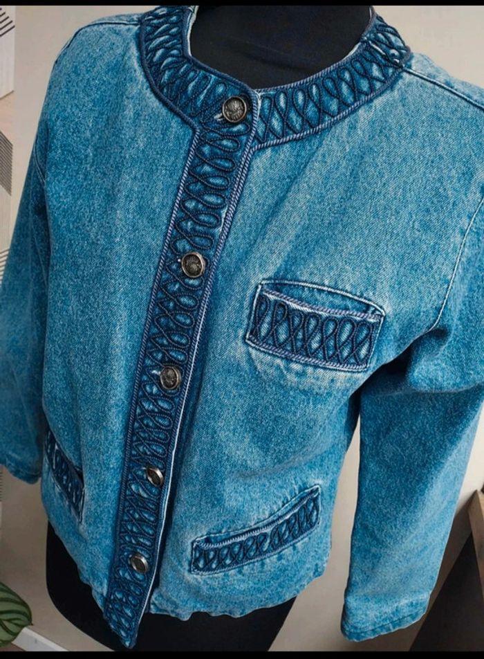 Veste en jean épaisse avec joli détail broderies - photo numéro 2