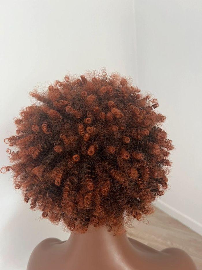 Perruque bandeau afro bouclée tendance - photo numéro 14