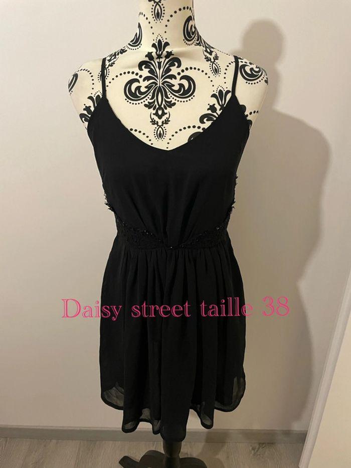 Robe noir à bretelle dentelle côté bas évasé Daisy street taille 38 - photo numéro 1