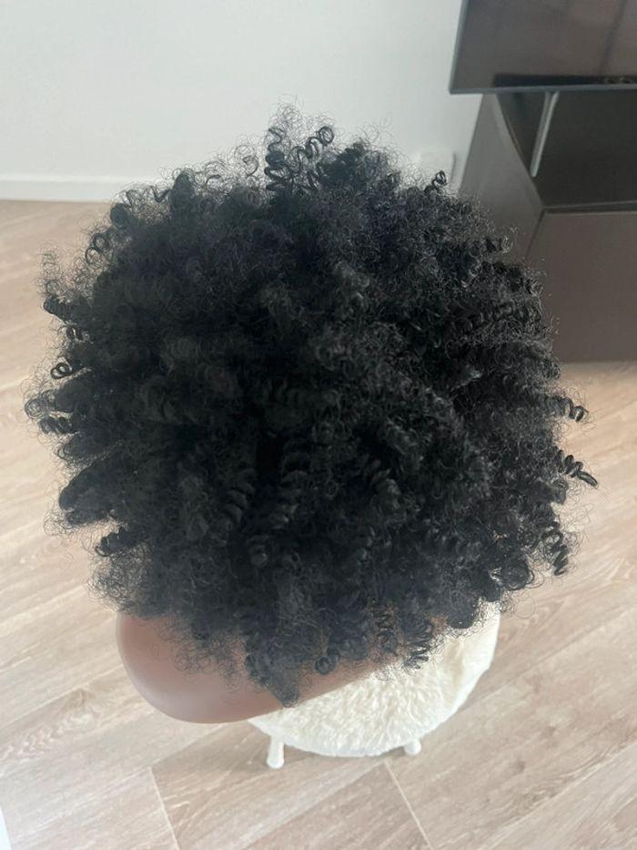 Perruque bandeau afro bouclée noire - photo numéro 10