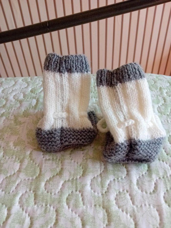 Lot de 2 paires de petits chaussons taille naissance - photo numéro 3