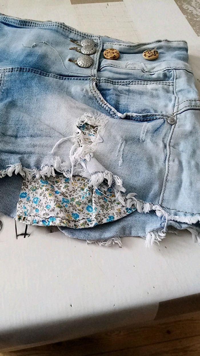 Mini short Jean's bleu dévalè - photo numéro 2