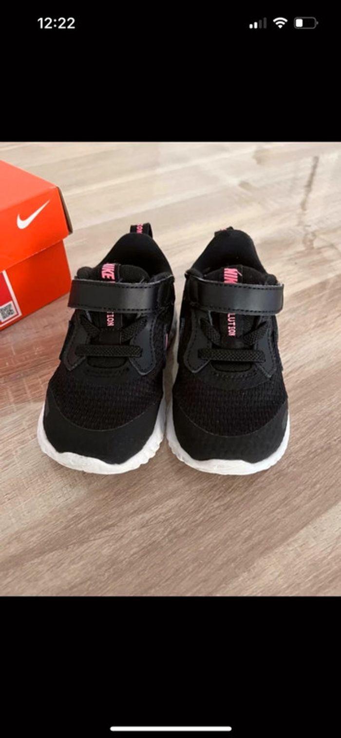 Nike révolution 5 noires et roses - photo numéro 3