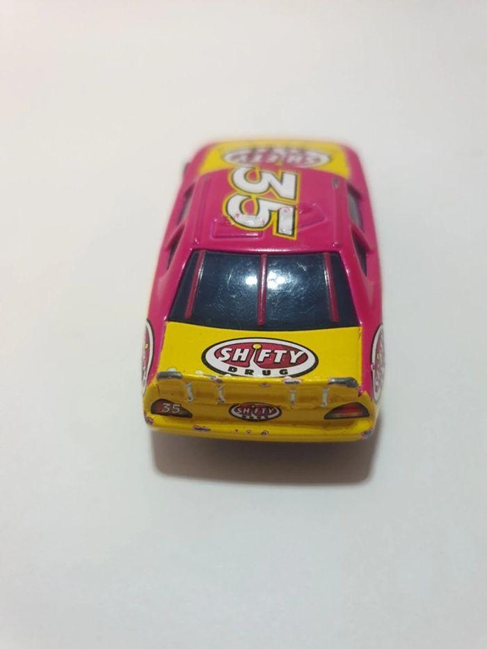 Mattel Voiture Cars Disney/Pixar Kevin racingtire Shifty Drug n°35 Rose/Jaune - 1/55 - photo numéro 8