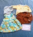 Lot 3 mois robe chasuble fleurs bleues et jaunes, t-shirt jaune, gilet marron, chapeau bleu