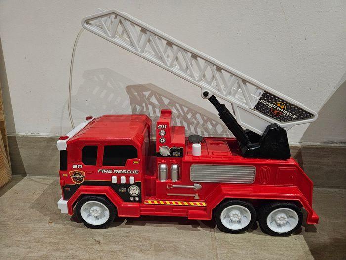 Grand Camion de pompiers - photo numéro 1