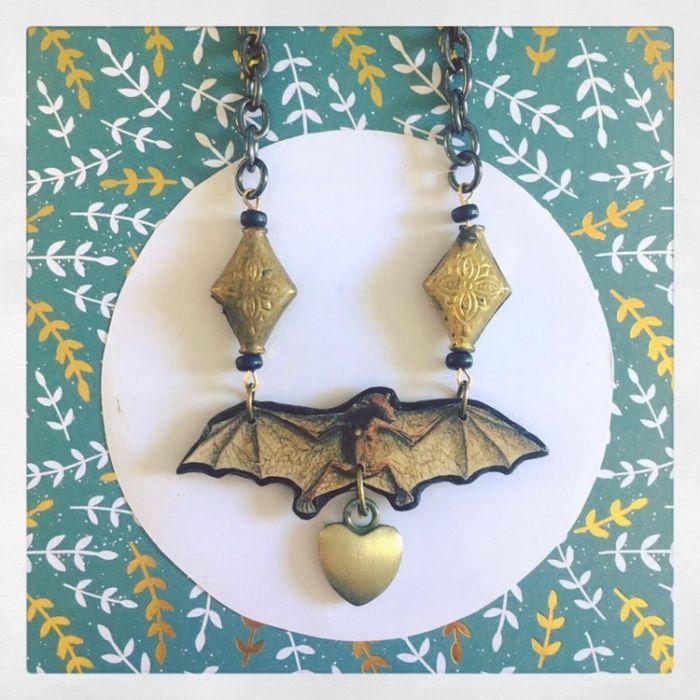 Collier chauve souris - photo numéro 2