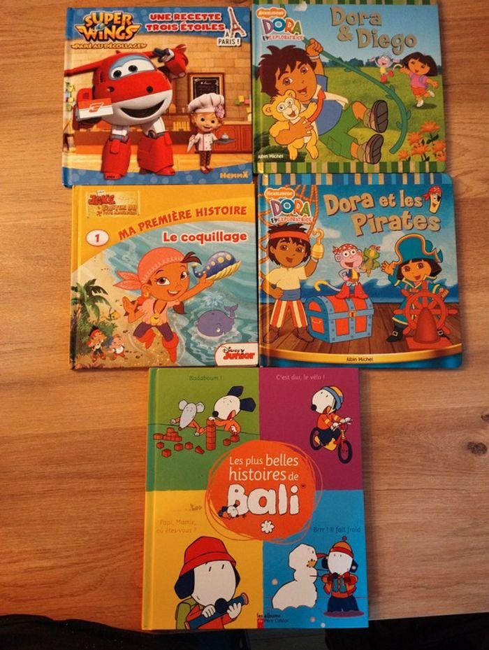 5 livres enfants dont Dora - photo numéro 1