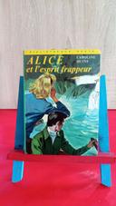 Alice et l'esprit frappeur, 1974 : bibliothèque verte