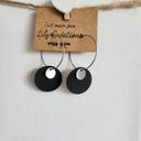 Boucles d'oreilles créoles argentées hypoallergéniques et cuir noir LC403