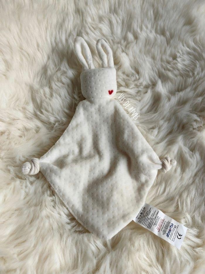 Doudou lapin plat Absorba blanc coeur rouge