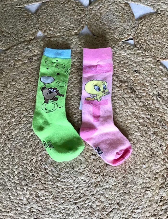 2 paires de chaussettes looney tunes 2-3 ans taille 23-24 - photo numéro 1