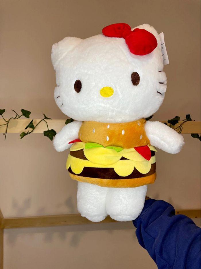 Peluche Hello Kitty déguisement Hamburger 🍔 - photo numéro 3