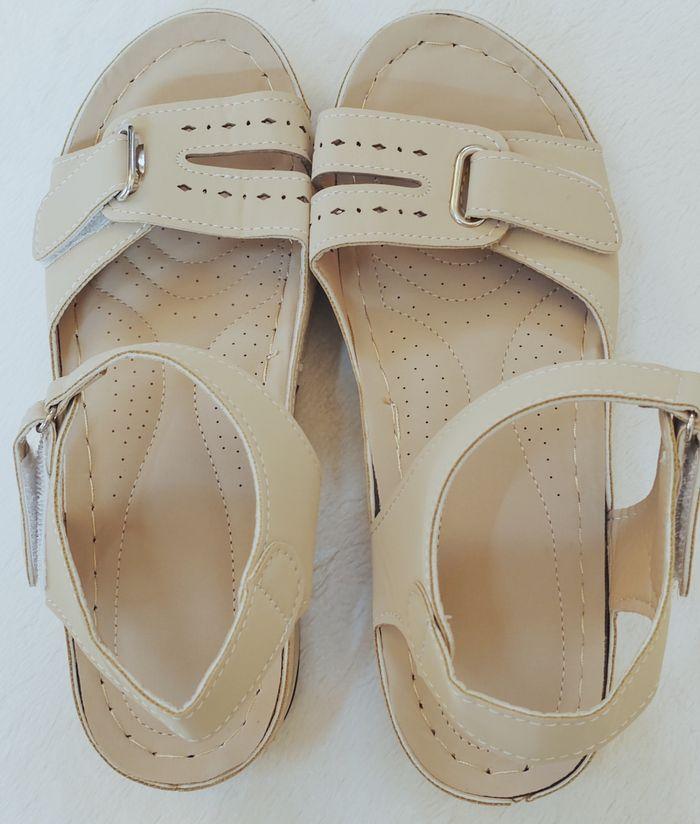 Jolie paires de sandales beige - photo numéro 9