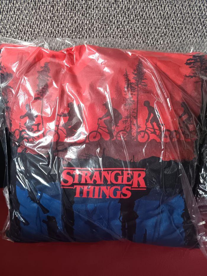 Coussin stranger thing - photo numéro 3