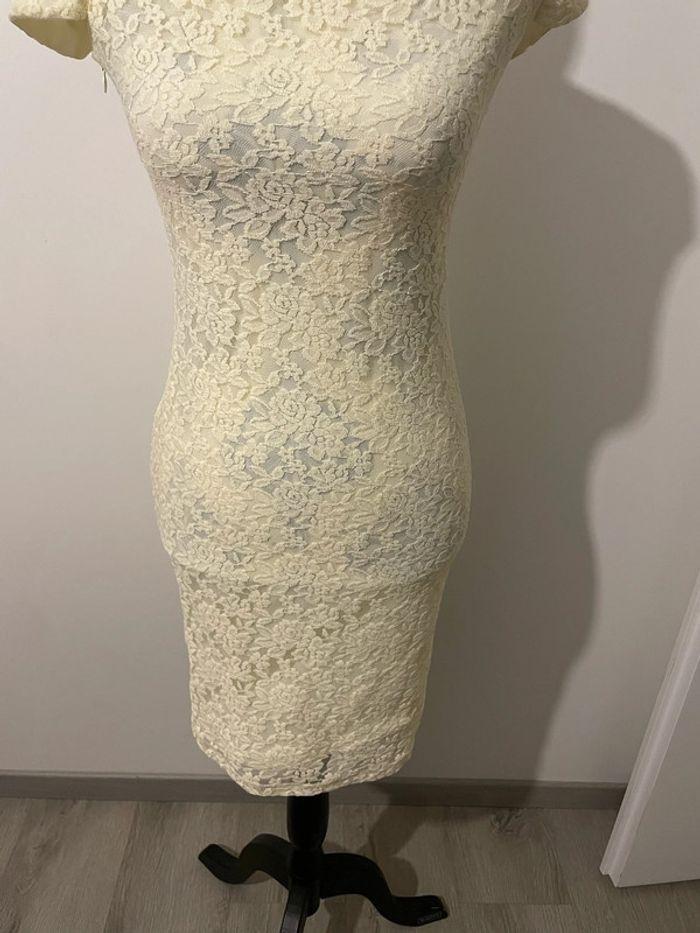 Robe blanc crème à manches courtes en dentelle doublé extensible neuf Nora Z taille S - photo numéro 3