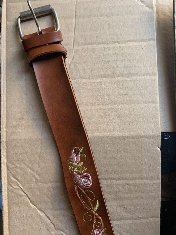 Ceinture en cuir marron brodée de fleurs - photo numéro 3