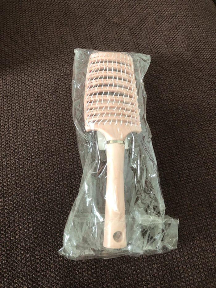 Brosse à cheveux neuve - photo numéro 2