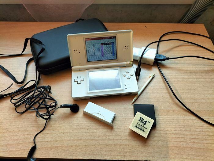 Nintendo ds lite avec R4 gold 7000jeux - photo numéro 1