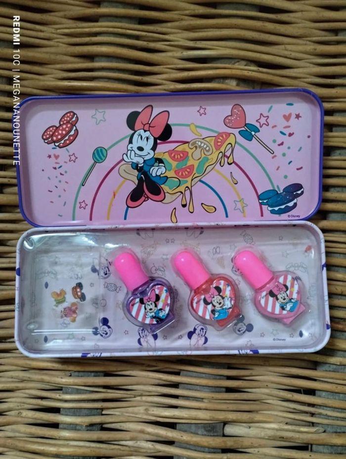 🦋 Jolie coffret de vernie Minnie Disney - photo numéro 1