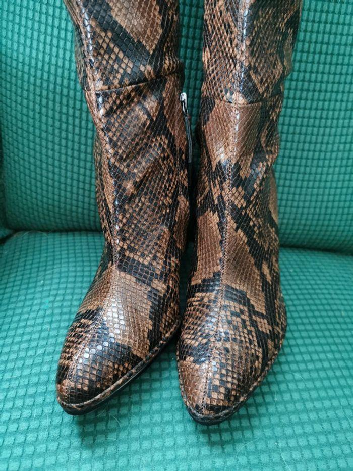 Bottes marron Zara en cuir vegan motif serpent - photo numéro 4