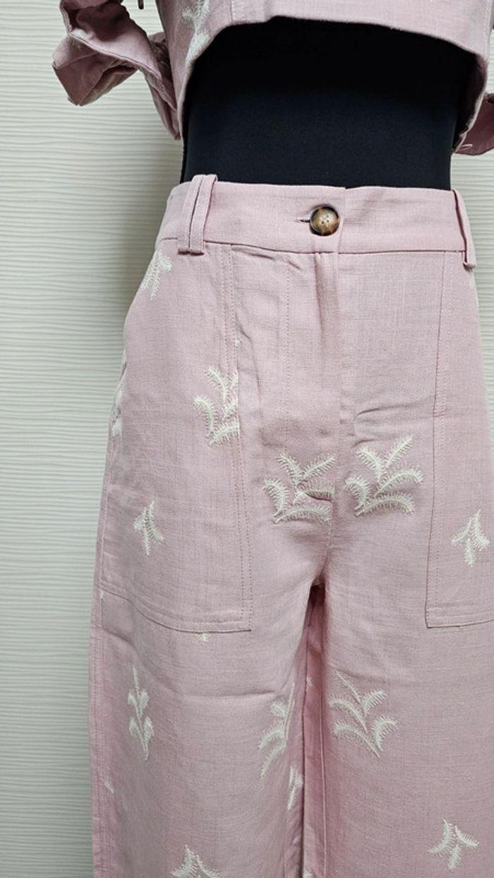 Ensemble rose haut épaules dénudées pantalon lin rose broderies Zara - photo numéro 4