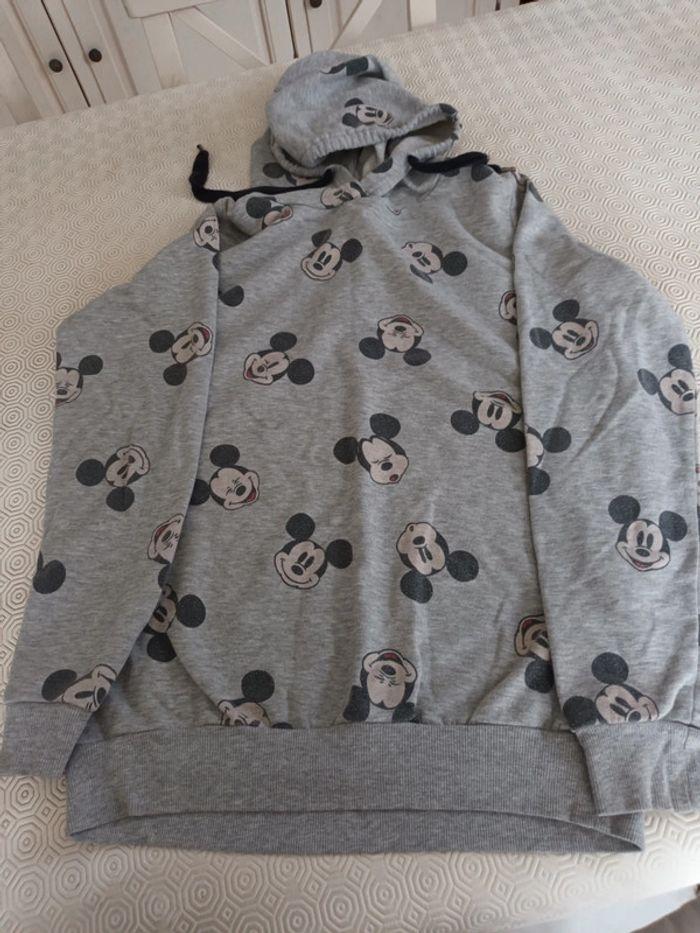 Sweat-shirt Disney gris à capuche taille M. Très bon état - photo numéro 1