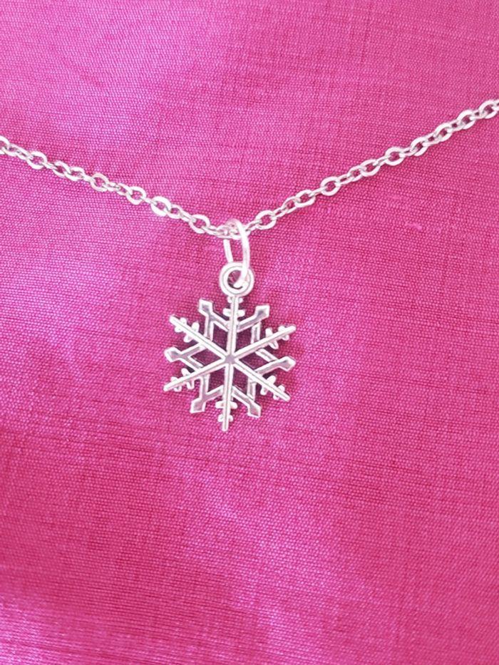 Collier chaîne argenté et flocon de neige argentée - photo numéro 3