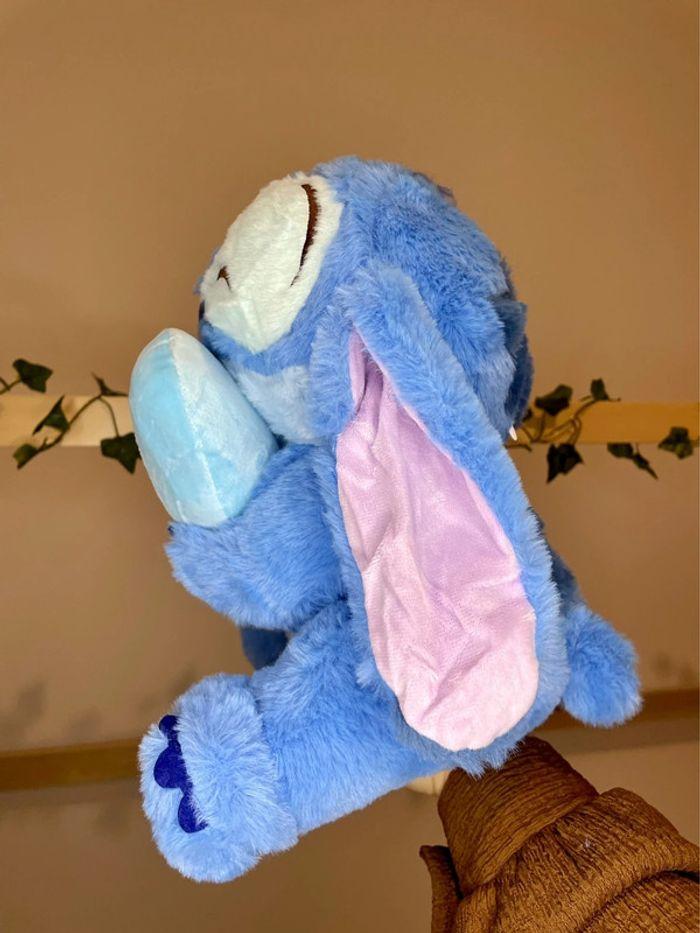 Peluche Disney Stitch avec un Coeur 🩵 - photo numéro 9