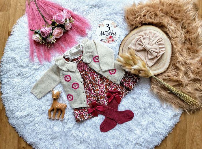 Gilet tricot, robe fleurie, bodie, turban et chaussettes hautes DPAM fille 3 mois 🎀 - photo numéro 1