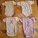 Lot de 4 bodies manches courtes ; 6 mois ; Bon état ;