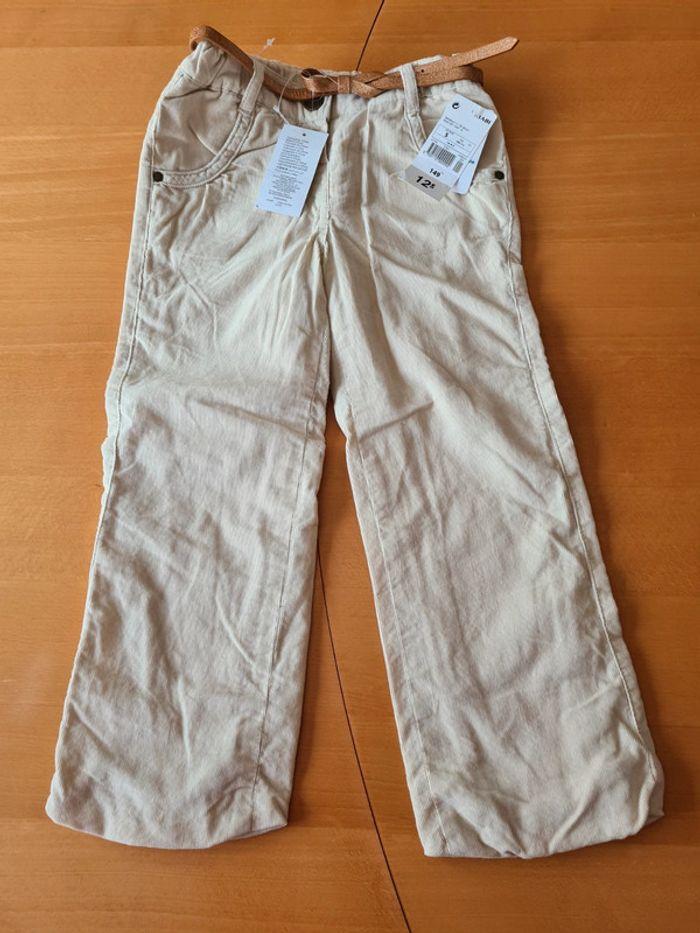 Pantalon en velours couleur crème et ceinture Kiabi en 5 ans neuf avec étiquette - photo numéro 1