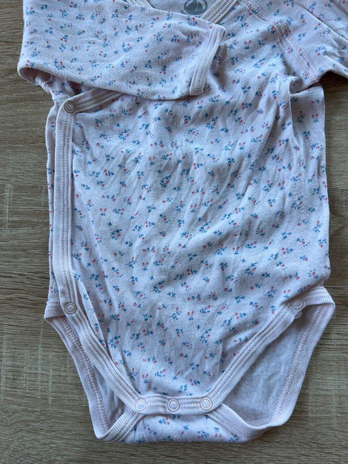 Joli body Petit Bateau rose à fleurs 6 mois BE - photo numéro 4