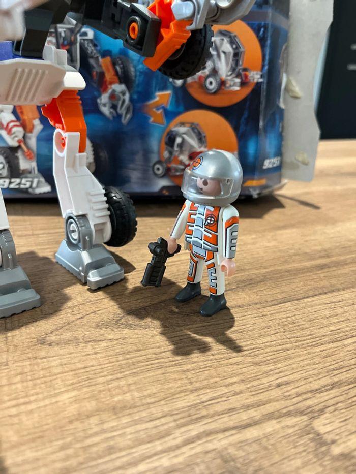 Playmobil Chef de la Spy team avec robot mech - photo numéro 2