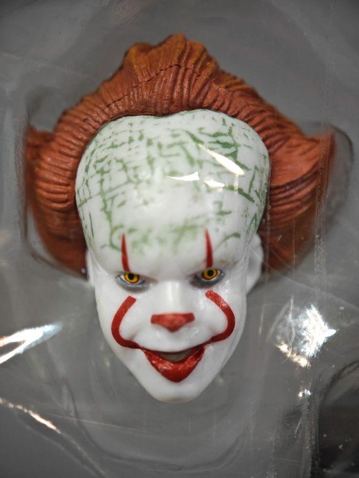 Figurine IT / Ça : Pennywise/ Gripsou 19cm neuve avec boîte - photo numéro 10