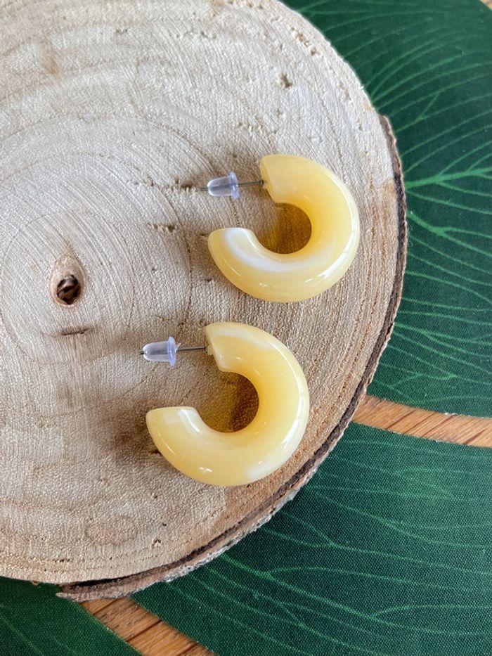 Boucles d’oreilles créoles acrylique jaune marbré - photo numéro 1