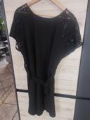 Robe noire manches courtes en dentelle avec ceinture. Taille 42 neuve